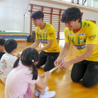 “未来のサポーター”に定規　市原・石塚小で交流も　ジェフ２選手