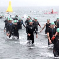 館山わかしおトライアスロンで海から陸に上がる選手ら