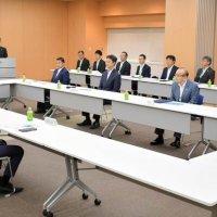 成田空港の滑走路新設・延伸に必要な用地確保に向けて成田国際空港会社と国、県、成田市、芝山町、多古町が協議する会議＝２７日、成田市の同社