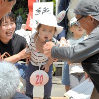 幼児から高齢者まで計３８人が参加し思いを大自然に向けて叫んだ＝４日、いすみ市の太東埼