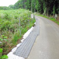 住民が再度の残土埋め立てを憂慮する現場への搬入路となる市道には業者側によるものとみられる補強が。市は無許可の道路占有に当たる可能性があるとみて指導した＝２３日、市原市海保