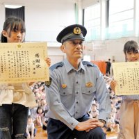 「道に迷ってるの？」「うん」→「助けなきゃ！」迷子の小学１年生　声かけて守った小４の２人に感謝状　千葉・八千代署