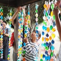 じめじめ梅雨でも心わくわく　彩水のれん、カラフルに　親子連れが制作体験　袖ケ浦