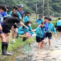 鋸南中生徒が水田環境整備　「教育の日」へ“取材”