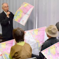 白子町の津波ハザードマップを示し、元禄地震の津波被害を説明する片岡会長＝白子町公民館