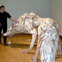 「白狼」の制作過程などについて説明する加治さん＝船橋市のふなばしアンデルセン公園子ども美術館