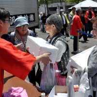 新鮮なカツオを購入し笑顔の来場者