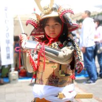 体験ゾーンで甲冑を身にまとい、ポーズを決める来場者