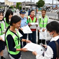 痴漢や盗撮気を付けて　香取署　佐原駅で高校生らと啓発