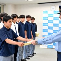 家まで「徒歩３時間」　迷った高齢女性、部活帰りの高校生６人が救う　八千代署が感謝状