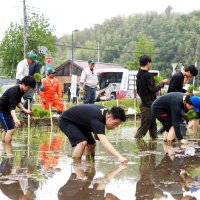 立正大生　田植えに汗　君津市認定農業者と交流