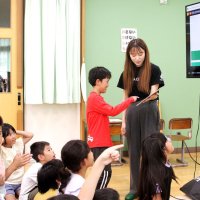鋸南小スマート農業体験　遠隔操作でキュウリ収穫