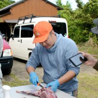 捕獲したキョンを解体する参加者ら