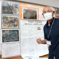 自身の空襲体験をまとめた展示を前に、平和への思いを語る森さん