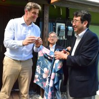 互いに記念品を交換する長柄町の月岡町長（右）とデュッセルドルフ市のツァウム副市長（左）＝同町