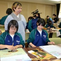 佐倉東高伝統の友禅染挑戦　地元作家桑原さんから手ほどき　ぼかしや重ねで「四季」表現