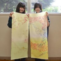 花や鳥といったモチーフや温かい色合いで春を表現した生徒