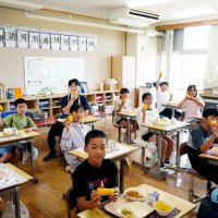 「甘くておいしい」　匝瑳　給食に朝採りトウモロコシ　生産者、皮むき納品