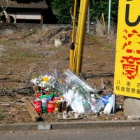 現場では献花、児童の姿も　八街児童５人死傷事故４年