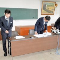 記者会見の冒頭に謝罪する古竹孝一社長（中央）ら経営陣＝２日、大多喜町