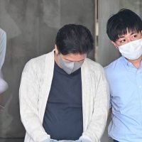 千葉中央署に入る高橋仁一容疑者（中央）＝１９日正午過ぎ、千葉市中央区