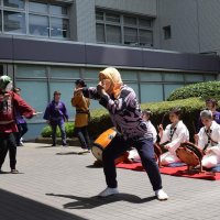 「湊町八劔神社本祭り」を前に披露された船橋市の伝統芸能「ばか面おどり」＝６月３０日、同市役所
