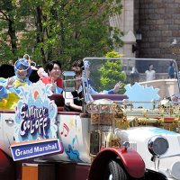 【写真多数】ディズニーでびしょ濡れに！　ミセスとコラボ、楽曲響く夏イベント　２日スタート