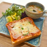 佐倉東小の「ピザトーストとスープのセット」。仙にゆかりのある西洋野菜などをふんだんに使っている