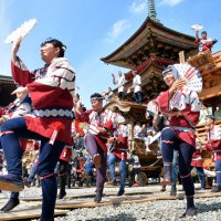 山車と屋台が集結した成田山新勝寺の大本堂前で引き手たちが一斉に踊って成田祇園祭の開幕を告げた総踊り＝４日、成田市