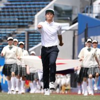 行進先導役、堂々と　千葉商大付３年・池田さん　第１０７回全国高校野球　千葉大会　第１日