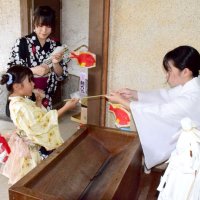 鯛ちょうちんどうぞ！！　参拝者「大事にする」　茂原・八坂神社