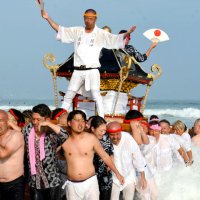 大神輿７年ぶり渡御　荒波へ勇壮に汐ふみ　御宿・八坂神社