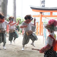 獅子役が躍動感あふれる踊りを披露した羯鼓舞＝６日、富津市