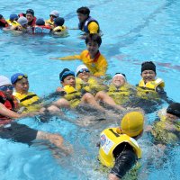 夏の水難　自分の命まず守る　座学、実技で「もしも」対処　勝浦中
