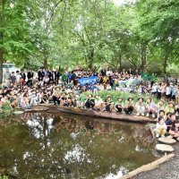 ビオトープ「西深井の森」の再生工事完了を祝う市立西深井小児童や学校関係者ら＝流山市