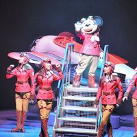 飛行機のタラップを登ってポーズを決めるミニーマウス＝１５日、東京ディズニーシー