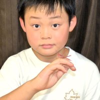 赤いバッタ見つけたよ！！体長８センチ大物「最初は花だと」　勝浦の小４岩瀬さん「激レア、うれしくてたまらない」