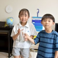 赤いバッタ見つけたよ！！　「元気に大きく育って」　千葉市の小学生姉弟