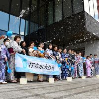真夏日も涼しげに　浴衣姿で打ち水　香取
