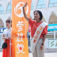 柏駅東口で陣営関係者と有権者にあいさつする中谷氏（右）＝２１日、柏市