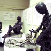 「戦死者たちからのメッセージ」と題した鉄の造形の展示