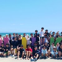 ビーチで記念撮影する御宿町と野沢温泉村の中学生＝２３日