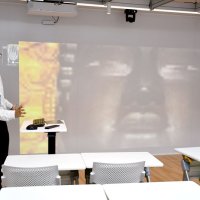 電子黒板で大画面学習　浦安、図書室機能に付加　実物大表示で観察も　千葉県内公立小初、全１７校配備へ