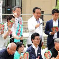 立憲民主の長浜氏の応援に駆け付けた野田代表（後列中央右）と１期生の衆院議員、県議ら。地球温暖化対策への意欲をアピールしようと、「丸い緑の地球」をイメージした円形のビラを活用した＝５日、松戸駅西口