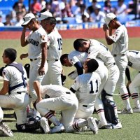 準決勝で敗退し泣き崩れる習志野ナイン＝ＺＯＺＯマリン