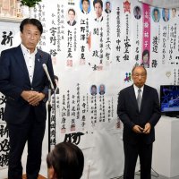議席を失った自民の豊田氏（右）とあいさつする斎藤県連会長。事務所には県議が寄せた応援メッセージの「ため書き」が壁一面に並んだが、一部が離反するなどして最後まで結束を欠いた＝２０日、千葉市中央区