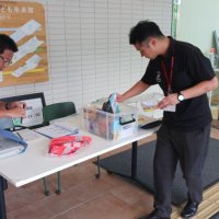 避難所の設置を進める市原市職員＝午前１０時５０分ごろ、市原市更級のいちはら子ども未来館