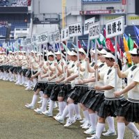 校名プラカードを手に行進する植草学園大付の女子生徒たち＝ＺＯＺＯマリン
