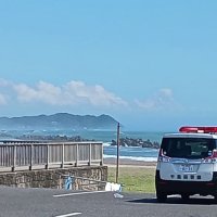 海水浴場では警察官らが避難を呼びかけた＝３０日午前、いすみ市