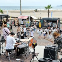 若手ら１５組ロック魂全開　御宿で野外フェス　青い海と世界の料理満喫